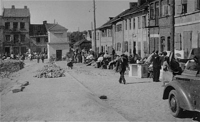 jews-move-their-belongings-kutno-ghetto5.jpg