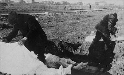 two-men-prepare-bodies-burial-jewish-cemetery-kutno.jpg