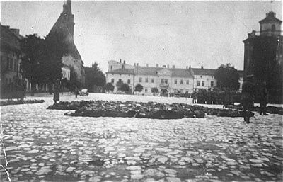german-police-stand-guard-over-jewish-hostages-assembled-old-market-square.jpg