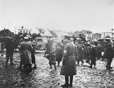 german-police-round-up-jews-load-them-onto-trucks-ciechanow-ghetto.jpg