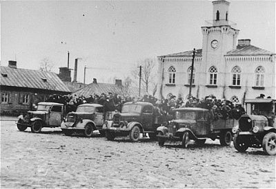 jews-packed-onto-number-trucks-parked-front-courthouse-city-hall.jpg