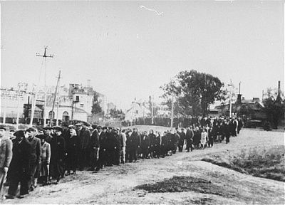 jews-ciechanow-ghetto-marched-out-town-fortress.jpg