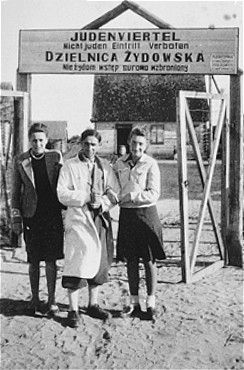 Olkusz, Kutno, Wisznice, Raciąż and Other Jewish Ghettos, 1939-1942 - A barber and his two sisters pose at the entrance to the Wisznice ghetto