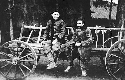 father-son-sit-wagon-wisznice-ghetto.jpg