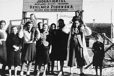 group-jews-pose-front-entrance-wisznice-ghetto.jpg