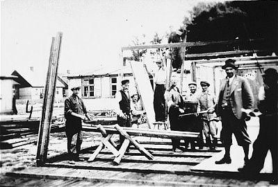 jewish-forced-laborers-wisznice-ghetto-assist-polish-carpenter-construction-.jpg