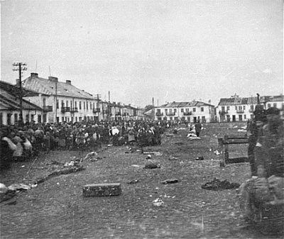 jews-rounded-up-deportation-wisznice-ghetto.jpg