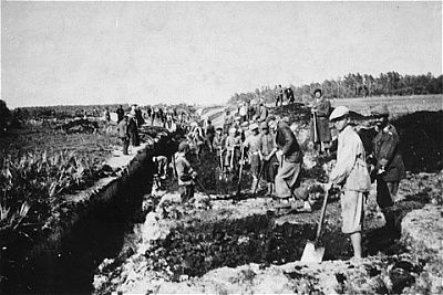 jews-wisznice-ghetto-forced-labor-dredging-river-near-lyniewski-forest.jpg