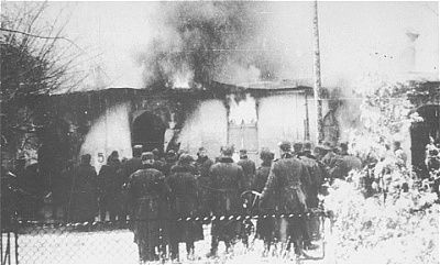 unit-german-soldiers-views-burning-synagogue-siedlce.jpg