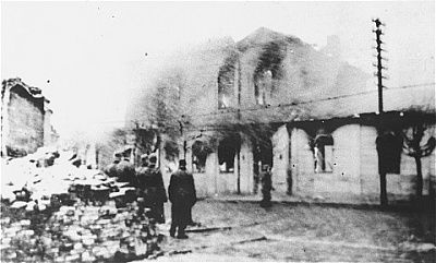 german-soldiers-view-burning-synagogue-siedlce.jpg