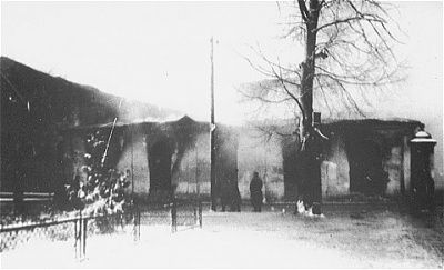 german-soldiers-view-burning-synagogue-siedlce0.jpg