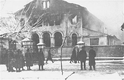 german-soldiers-view-burning-synagogue-siedlce1.jpg