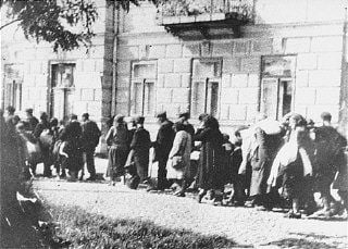 Jews assembled in the Siedlce ghetto during deportation to the Treblinka camp.jpg