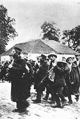 A column of prisoners arrives at the Belzec extermination camp.jpg