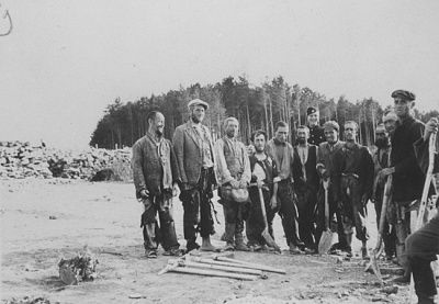 group-portrait-jewish-forced-laborers-belzec-camp.jpg