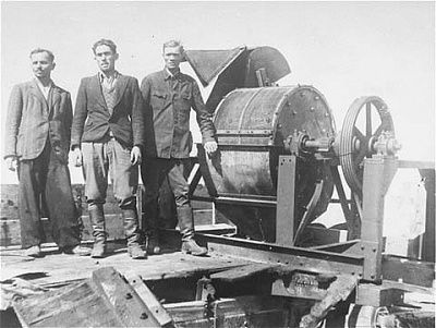 members-sonderkommando-1005-unit-pose-next-bone-crushing-machine.jpg