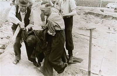 austrian-civilians-carry-body-former-inmate-mass-grave-gusen.jpg