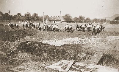 austrian-civilians-prepare-mass-grave-bury-bodies-former-inmates0.jpg
