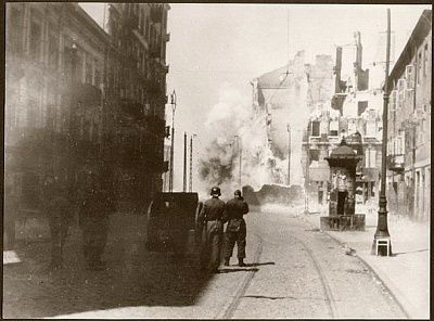 german-gun-crew-shells-housing-block.jpg