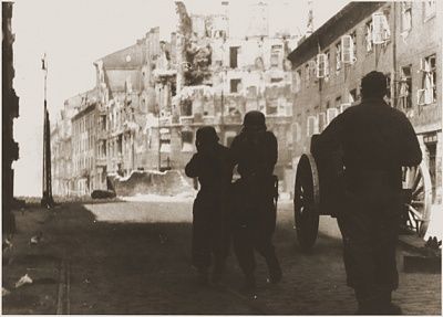 german-gun-crew-shells-housing-block-during-suppression-warsaw-ghetto-uprising.jpg