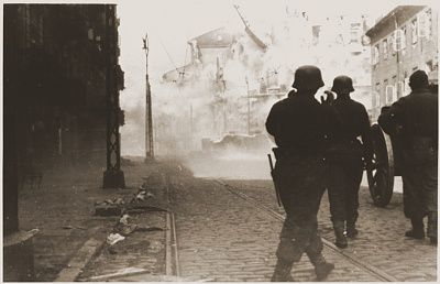 german-gun-crew-shells-housing-block-during-suppression-warsaw-ghetto-uprising1.jpg