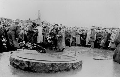 wreath-laid-memorial-site-warsaw-those-killed-during-warsaw-ghetto-uprising.jpg