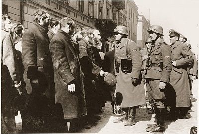 ss-sergeant-oberscharfuehrer-interrogates-religious-jews.jpg
