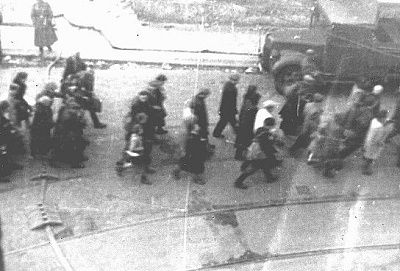 deportation-jews-warsaw-ghetto-during-uprising.-photo-taken-secretly1.jpg