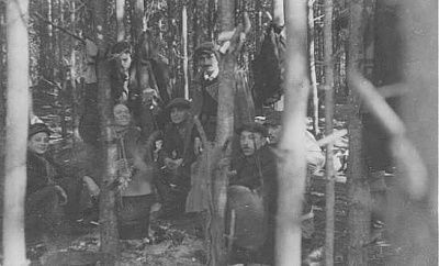 jewish-partisans-survivors-warsaw-ghetto-uprising-family-camp-wyszkow-forest.-p.jpg
