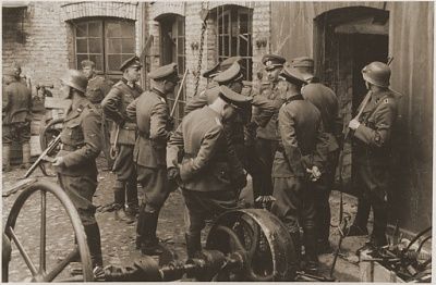 ss-german-army-officers-accompanied-sd-guards-discuss-evacuation-factory.jpg