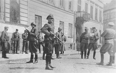 ss-major-general-juergen-stroop-discusses-razing-houses-niska-muranowska-streets-.jpg