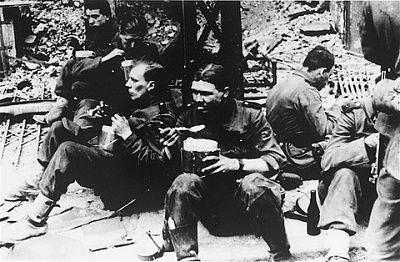 ss-soldiers-pause-eat-during-suppression-warsaw-ghetto-uprising.jpg