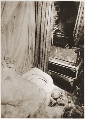 toilet-facilities-bunker-prepared-jewish-resistance-warsaw-ghetto-uprising.jpg