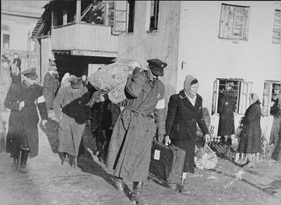 jewish-policeman-helps-family-carry-their-luggage-abba-haskel-synagogue-asse.jpg