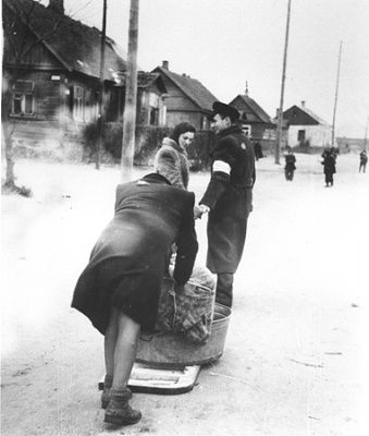 jewish-policeman-helps-two-women-move-their-belongings-new-quarters-kovno-ghetto.jpg