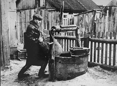 member-kovno-ghetto-underground-hides-supplies-well-used-entrance-hidi.jpg