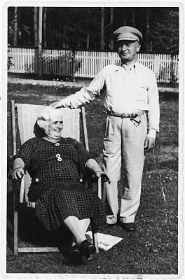 elderly-jewish-couple-poses-outside-kovno-lithuania.jpg