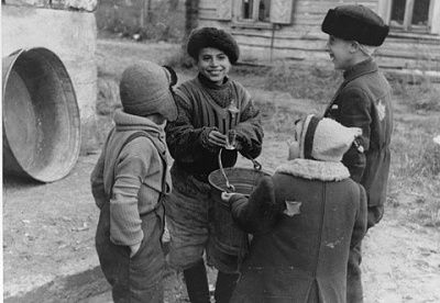 four-jewish-children-converse-outside-kovno-ghetto.jpg