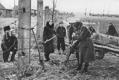 jewish-women-working-agricultural-plot-kovno-ghetto.jpg