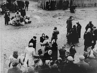 jews-gathered-assembly-point-kovno-ghetto-during-deportation-action-estoni.jpg