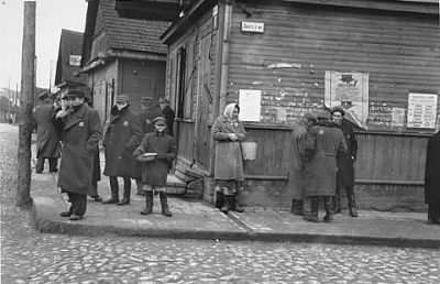 jews-buying-selling-corner-dvaro-street-kovno-ghetto.jpg