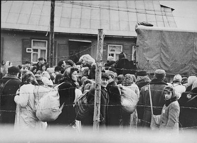 jews-kovno-ghetto-boarded-onto-trucks-during-deportation-action-estonia.jpg