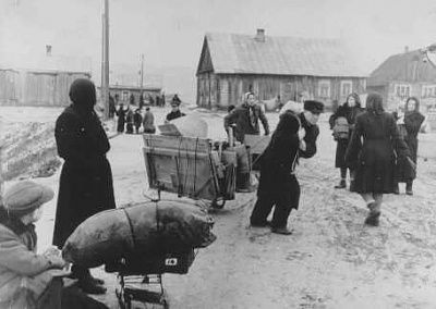 jews-move-into-kovno-ghetto.-lithuania-ca.-1941-1942.jpg