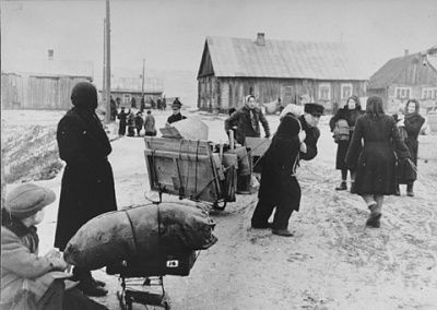 jews-move-their-belongings-into-kovno-ghetto.jpg