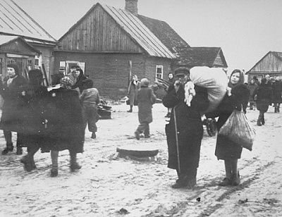 jews-move-their-household-belongings-into-kovno-ghetto.jpg