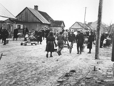 jews-move-their-household-belongings-through-street-kovno-ghetto.jpg