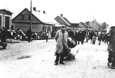 jews-move-their-household-belongings-through-street-kovno-ghetto1.jpg