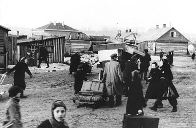 jews-move-their-household-belongings-new-quarters-kovno-ghetto-following-reduction-i.jpg