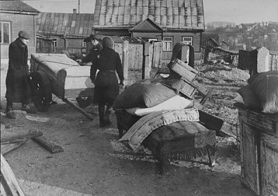jews-move-their-household-possessions-into-kovno-ghetto.jpg
