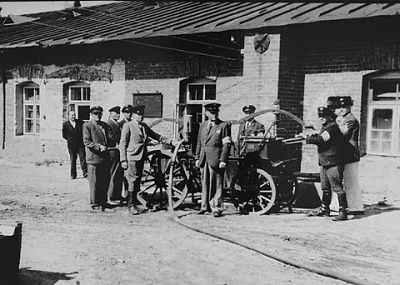 members-jewish-fire-brigade-kovno-ghetto-pose-outside-around-their-fire-vehicle.jpg